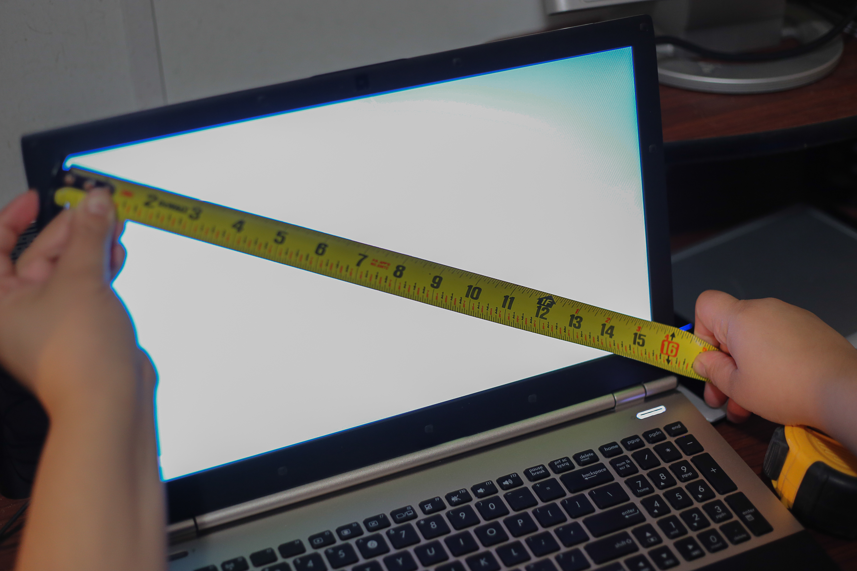 Покажи на экране сколько. Экран ноутбука 15.6 дюймов в сантиметрах. Экран ноутбука 14 дюймов в сантиметрах. Ноутбук асус 15.6 дюймов размер в см. Диагональ 11.6 дюймов в сантиметрах ноутбук.