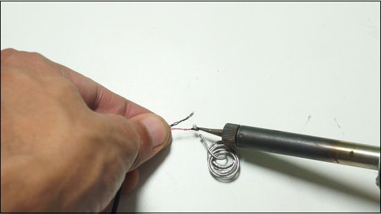 Обработка концов кабеля наушников