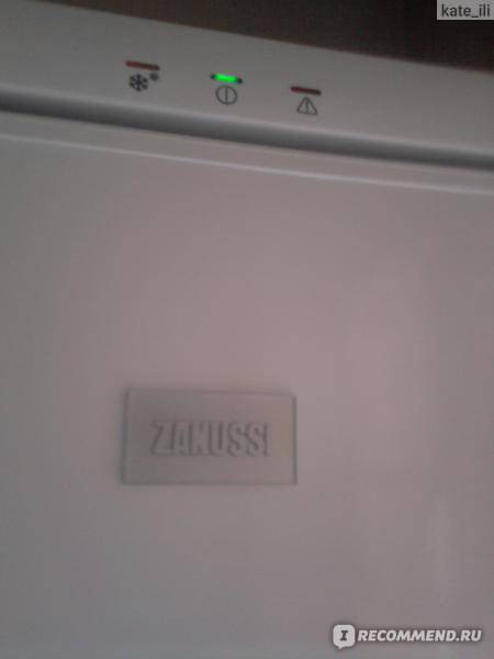 Холодильник атлант двухкамерный лампочка внимание. Холодильник Zanussi ACLASS индикаторы. Холодильник двухкамерный Индезит горит красная. Холодильник Индезит двухкамерный горит красная лампочка. Холодильник Zanussi ZRB 434 wo горит красный индикатор термодатчик.