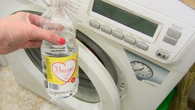 Перед тем как почистить стиральную машину уксусом, взвесьте все минусы и плюсы такой чистки