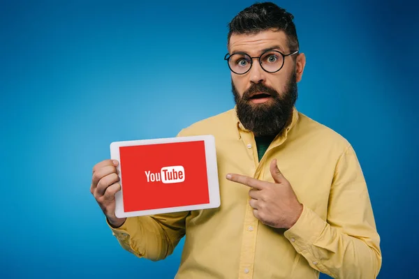 Удивлен Бородатый Мужчина Указывая Цифровой Планшет Youtube App Изолированные Синий Стоковое Фото