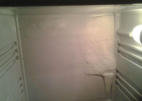 почему холодильник размораживается сам