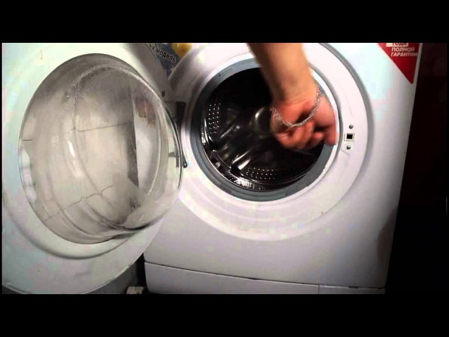 Почему стиральная машина течет при стирке. Стиральная машинка самсунг потекла снизу вода. Подтекает люк стиральной машины самсунг. Течет стиральная машина LG снизу справа. Стиральная машина Samsung потекла вода.