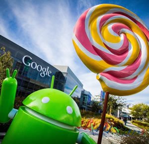 Робот Android Google с леденцом в руках