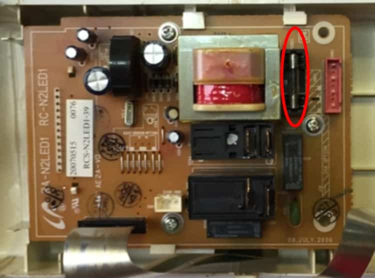 Пример расположения предохранителя на модуле управления