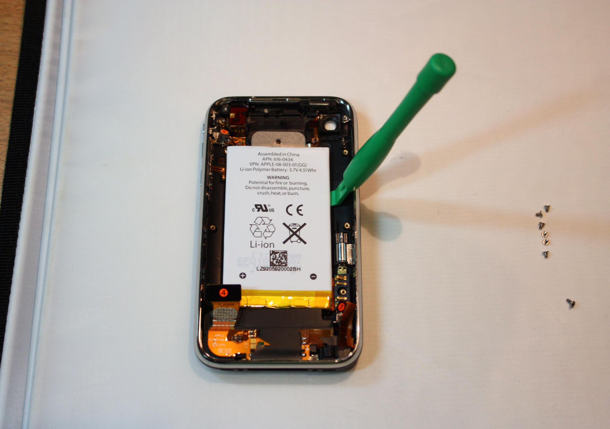 Iphone 3 батарея. Айфон сам включается и выключается. Выключился iphone 4 и не включается. E520s разбор. Телефон айфон включается и выключается